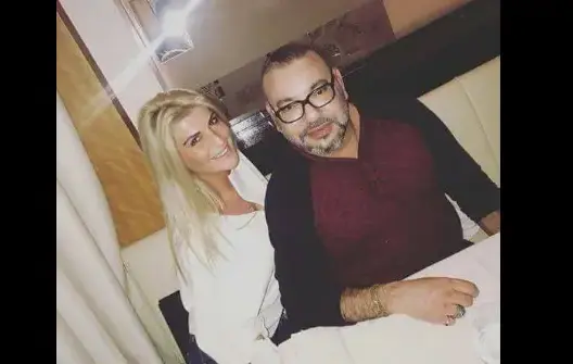 نجمة تلفزيون الواقع الفرنسية “Mélanie” تلتقط صورة مع الملك