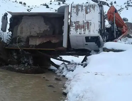 سقوط كاسحة ثلوج في واد بعد انهيار قنطرة يعزل دواوير ضواحي ميدلت (صور)