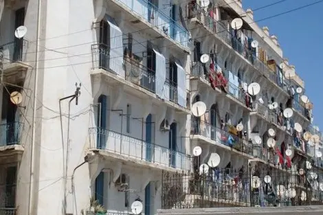 منع تثبيت أجهزة استقبال البث التلفزي على واجهات البنايات السكنية