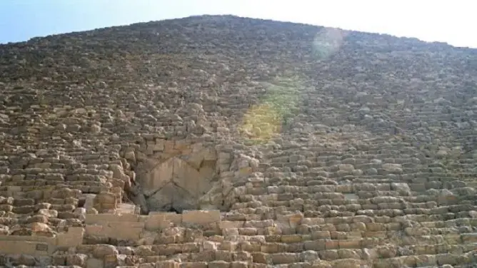 ماذا تخفي الغرفة السرية في هرم خوفو؟