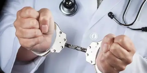 صحف: 10 سنوات لربان الحسن الثاني.. وطبيب مزور يحتال على المرضى