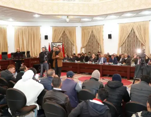 أخنوش يلاقي المجتمع المدني بجرادة ويعد بنقل طلباتهم للحكومة