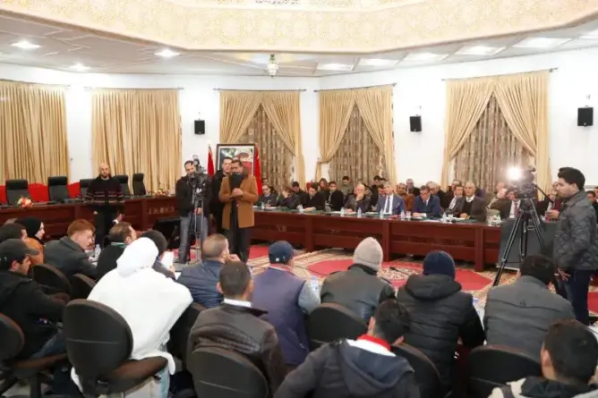 أخنوش يلاقي المجتمع المدني بجرادة ويعد بنقل طلباتهم للحكومة