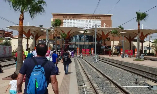 إغلاق أبواب محطة القطار بمراكش يؤخر العشرات ويشعل احتجاجات