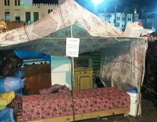 أسرة تقيم خيمة أمام القصر الملكي بتطوان .. والأمن يعتقل أفرادها (فيديو)