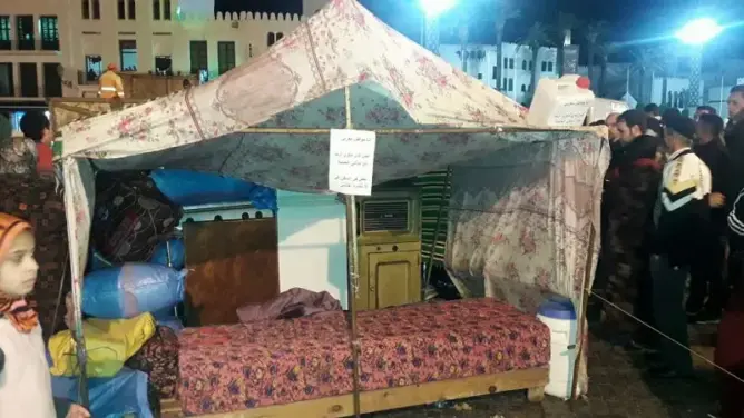 أسرة تقيم خيمة أمام القصر الملكي بتطوان .. والأمن يعتقل أفرادها (فيديو)
