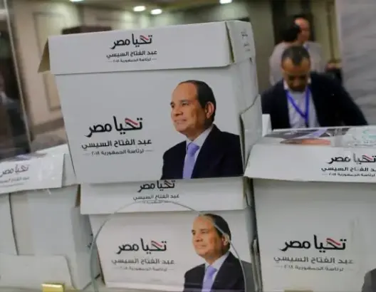 السيسي وحيدا بالانتخابات بعد اعتقال عنان وانسحاب خالد علي