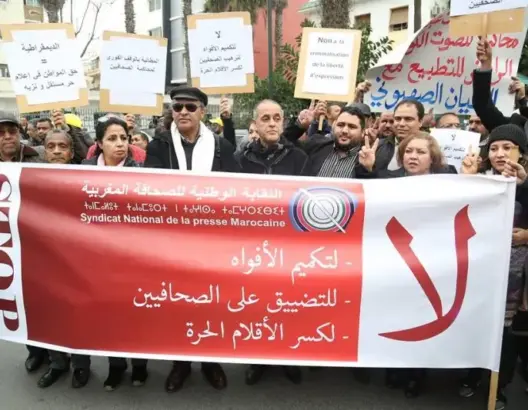 صحافيون يرفعون شعار “لا لتكميم الأفواه” تضامنا مع زملائهم المتابعين (فيديو)