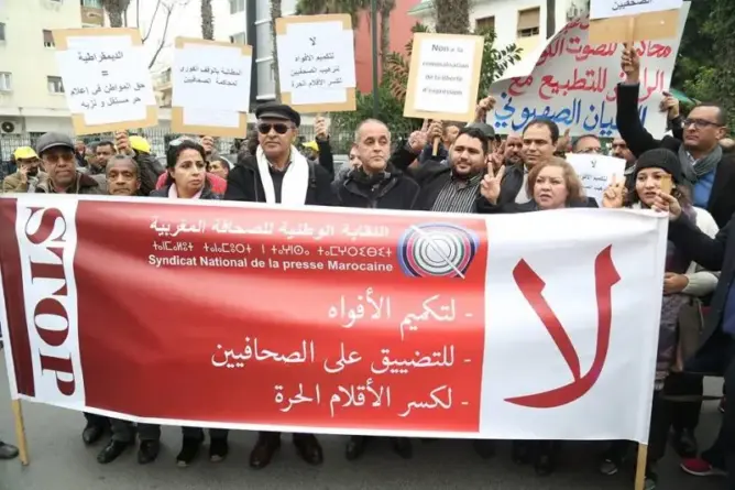 صحافيون يرفعون شعار “لا لتكميم الأفواه” تضامنا مع زملائهم المتابعين (فيديو)