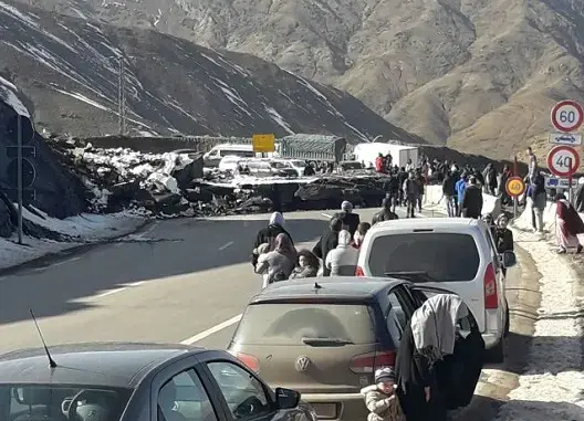 بعد الثلوج.. انهيار صخري يقطع ممر “تيشكا” بين مراكش وورزازات (صور)