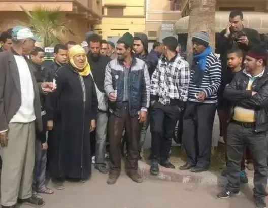 ساكنة حي “الشنينات” بهوارة يحتجون بالشموع لفك عزلة الماء والكهرباء
