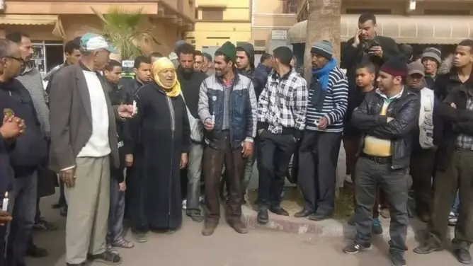 ساكنة حي “الشنينات” بهوارة يحتجون بالشموع لفك عزلة الماء والكهرباء