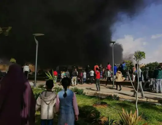 حريق مهول يأتي على محتويات ملعب بمدينة العيون (فيديو)