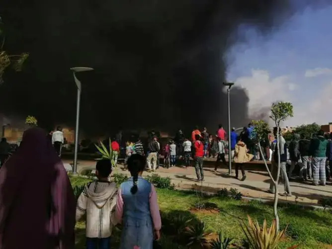 حريق مهول يأتي على محتويات ملعب بمدينة العيون (فيديو)
