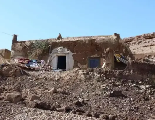 سكان قرية ضواحي ميدلت يواجهون الجوع والبرد بعد انهيار منازلهم الطينية (فيديو)
