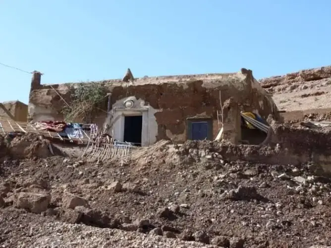 سكان قرية ضواحي ميدلت يواجهون الجوع والبرد بعد انهيار منازلهم الطينية (فيديو)