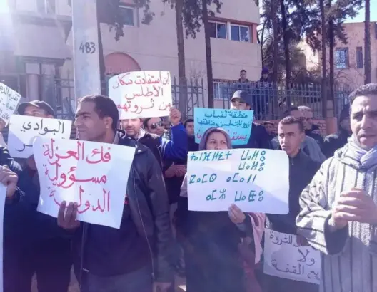 خنيفرة: وقفة للتنديد بالتماطل في فك العزلة عن دواوير تحاصرها الثلوج