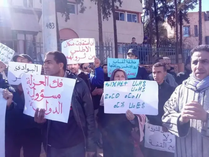 خنيفرة: وقفة للتنديد بالتماطل في فك العزلة عن دواوير تحاصرها الثلوج