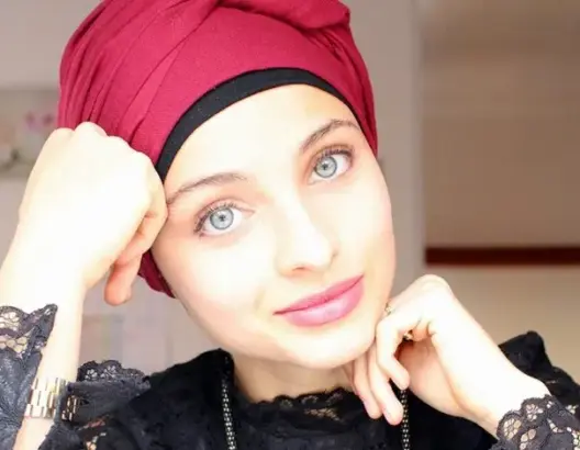 انسحاب مغنية محجبة من “ذا فويس” فرنسا بعد مهاجمتها