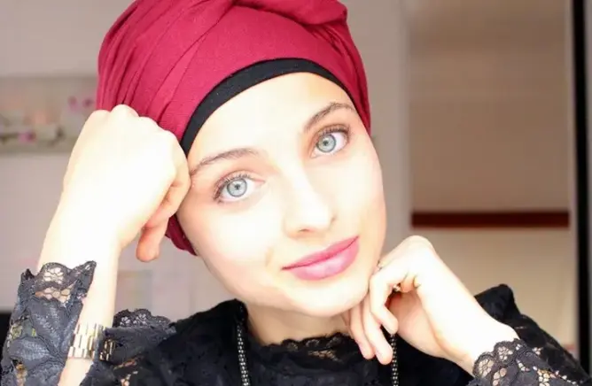 انسحاب مغنية محجبة من “ذا فويس” فرنسا بعد مهاجمتها