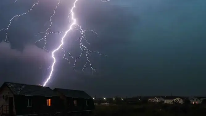 علماء: ظاهرة البرق ستصبح أكثر ندرة