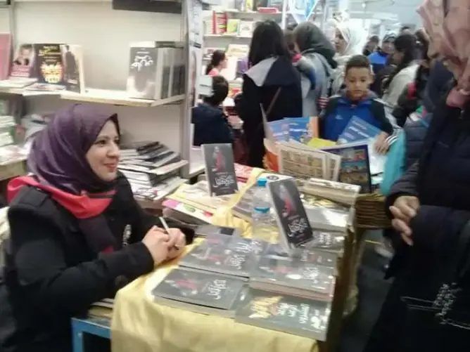 سلمى الغزواي توقع “ذاكرة قاتل” بالمعرض الدولي للنشر والكتاب بالبيضاء