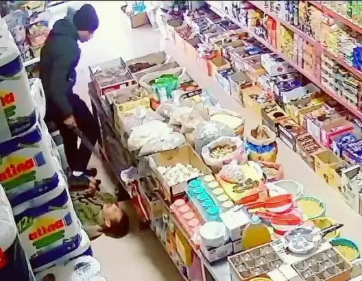 لصان يقتحمان محلا تجاريا بتمارة ويعتديان على صاحبه بأسلحة بيضاء (فيديو)