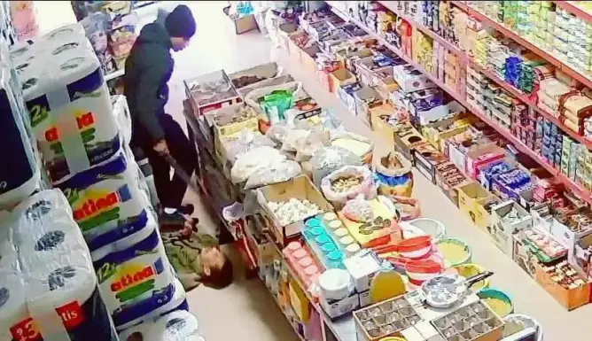 لصان يقتحمان محلا تجاريا بتمارة ويعتديان على صاحبه بأسلحة بيضاء (فيديو)
