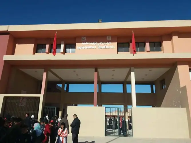 سيارة “تهاجم” ثانوية بتامنصورت وأستاذ يتعرض لجروح