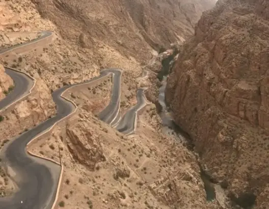 4 شبان ينجون من موت محقق في حادث بأخطر طريق بتنغير (صور)