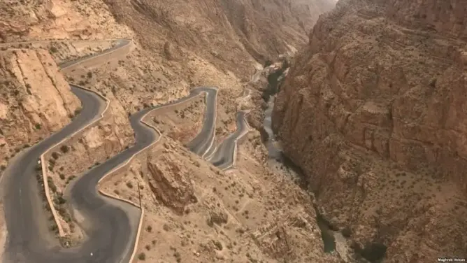 4 شبان ينجون من موت محقق في حادث بأخطر طريق بتنغير (صور)