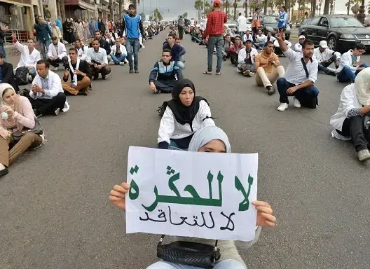 متعاقدو أزيلال: مديرية التعليم “تستغل” الجائحة لتمرير لبنات التعاقد “المشؤوم”