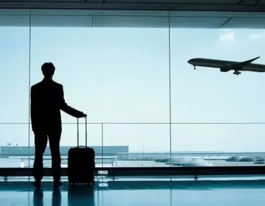 أكبر طائرة في العالم تحلق فوق كاليفورنيا في أولى رحلاتها