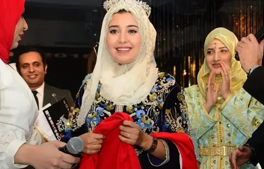 ملكة جمال المحجبات توجه عبر “العمق” رسالة للمغربيات وترد على الانتقادات