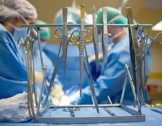 إخراج مقص طبي بقي في أمعاء مريض لمدة 34 عاما