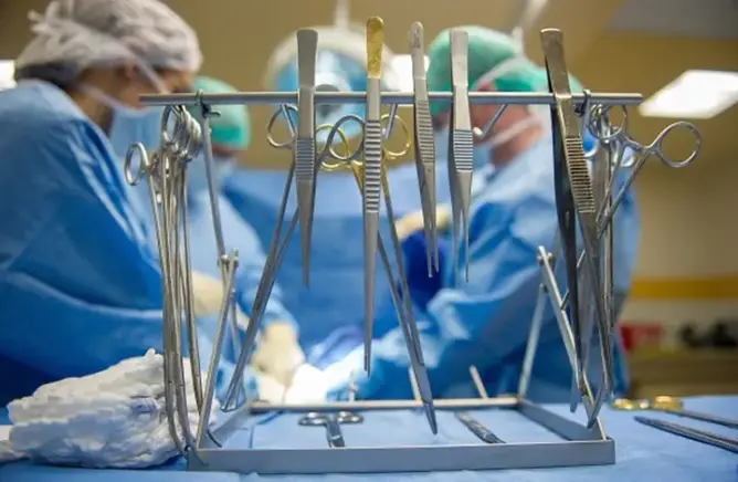 إخراج مقص طبي بقي في أمعاء مريض لمدة 34 عاما