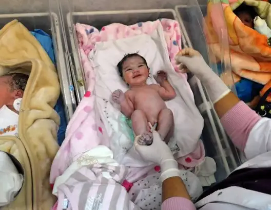 ولادة أول طفل في العالم من رحم زرعها روبوت