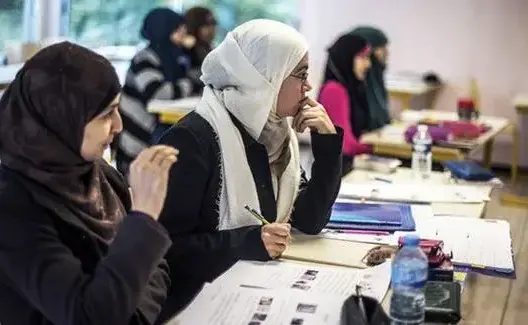لوبوان: صورة لفتاة محجبة في الترويج لمستقبل أوروبا تثير الجدل في بروكسل