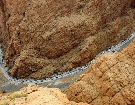 بالفيديو.. مصرع إسباني بعد سقوطه من قمة جبل بمضايق تودغى بتنغير
