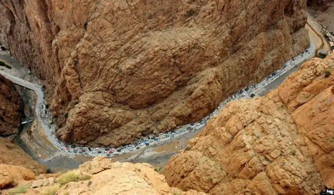 بالفيديو.. مصرع إسباني بعد سقوطه من قمة جبل بمضايق تودغى بتنغير