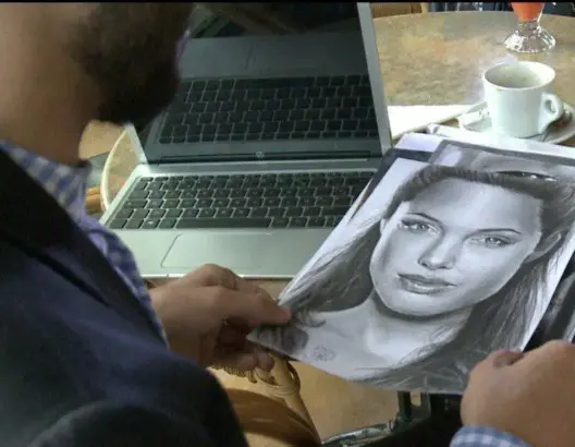 مغربي صاحب أشهر رسم لأنجلينا جولي بالعالم: أبيع لوحاتي بـ150 درهم وأفكر في الهجرة