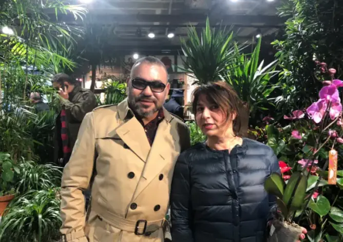 نشطاء يتداولون صورا للملك بمشتل للنباتات في باريس (صور)