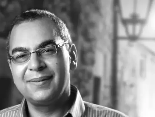 وفاة الكاتب المصري أحمد خالد توفيق بعد أزمة صحية مفاجئة