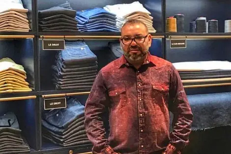 صورة جديدة للملك محمد السادس في محل لبيع “الجينز” في فرنسا