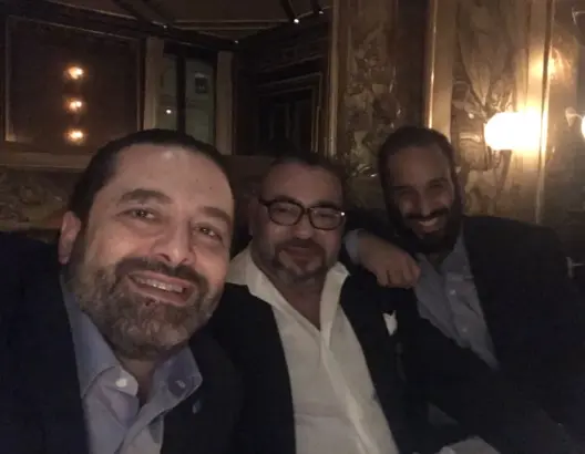 سيلفي مثير يجمع الملك محمد السادس بالحريري وبن سلمان بباريس