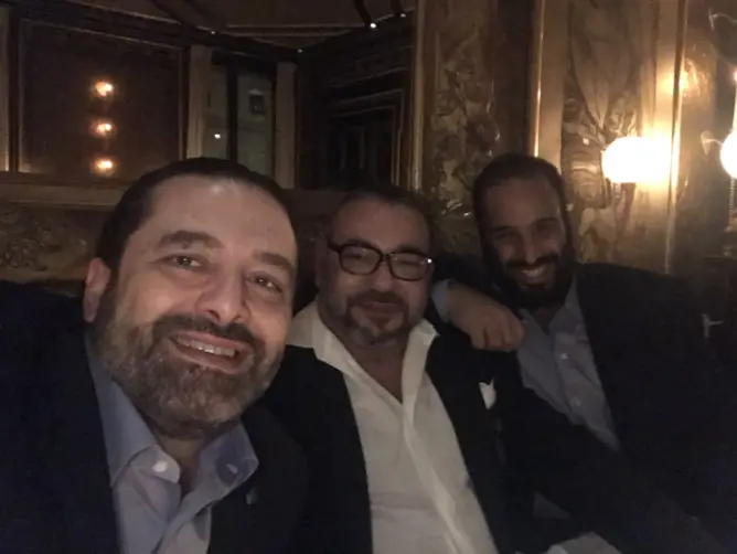 سيلفي مثير يجمع الملك محمد السادس بالحريري وبن سلمان بباريس