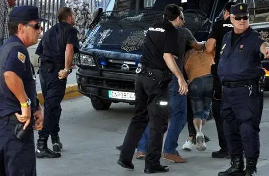 شرطة إسبانيا تعتقل مغربيا وجزائريا دخلا في معركة بالسلاح الأبيض