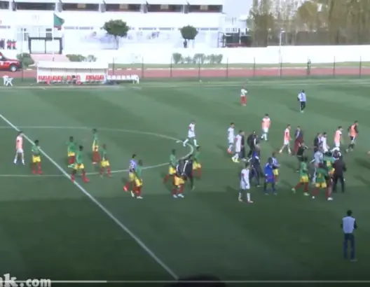شجار وصدام يخلق الحدث في لقاء المغرب وموريتانيا (فيديو)