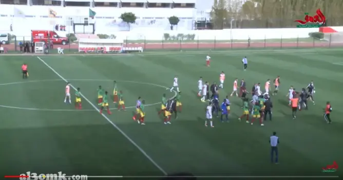 شجار وصدام يخلق الحدث في لقاء المغرب وموريتانيا (فيديو)