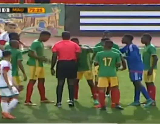 شاهد… لقطة غريبة لحكم لقاء المغرب وموريتانيا يشهر البطاقة الحمراء ويتراجع (فيديو)